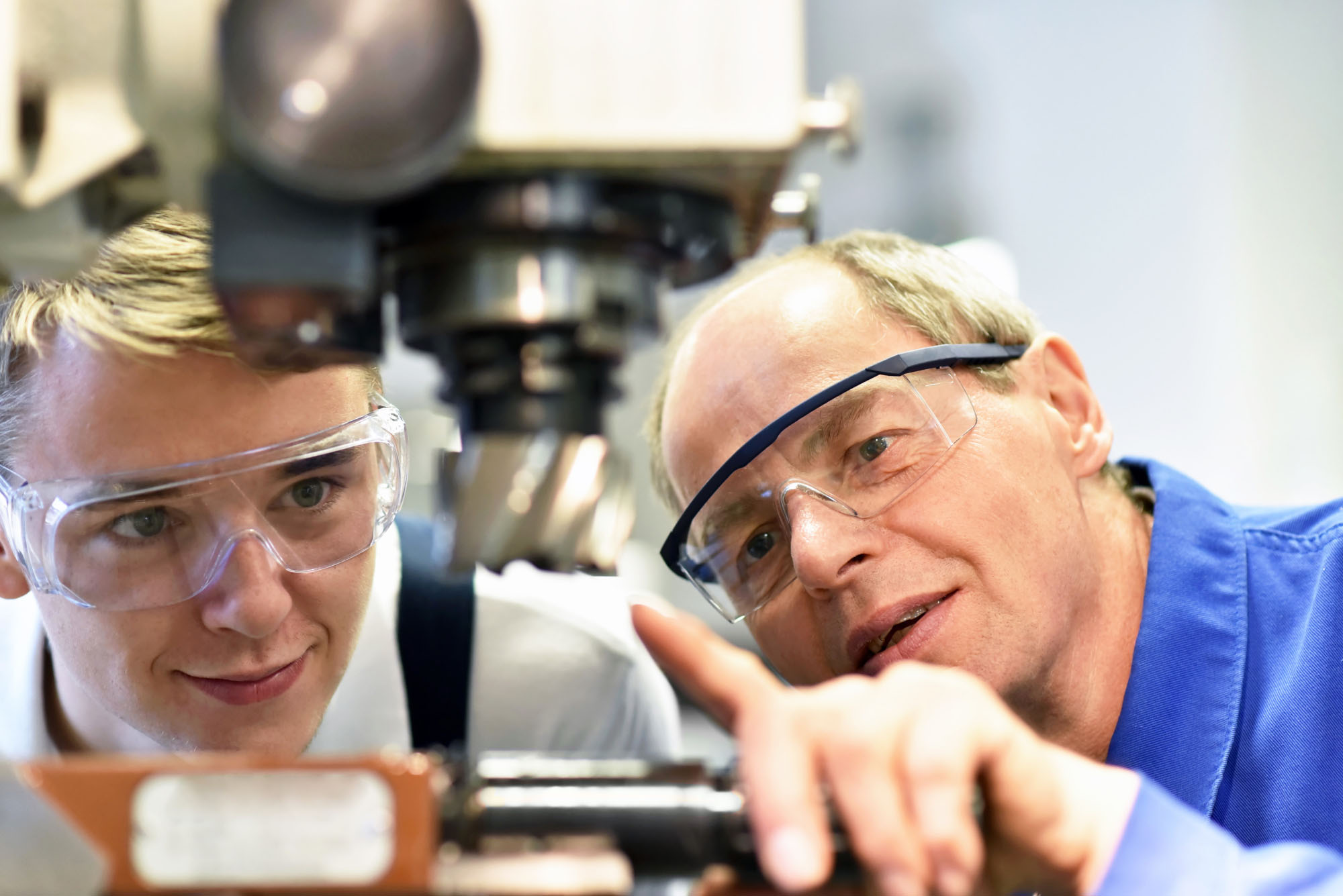 Berufsausbildung im Handwerk: Jugendlicher und Lehrer an einer C Berufsausbildung im Handwerk Ernst Moll & Söhne GmbH